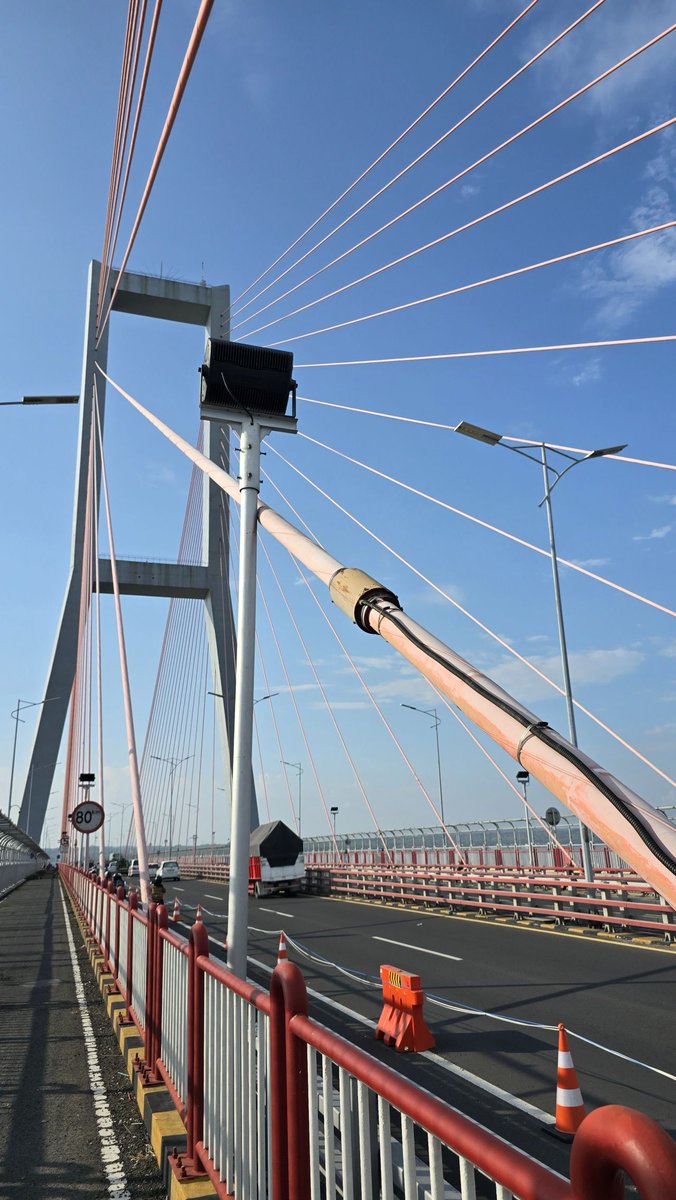 LeicaGeosystems's tweet image. Monitoring structures with precision is crucial, especially for safety. The Suramadu Bridge, connecting Java and Madura Island, utilizes Leica #MonitoringSolutions for ongoing condition checks. 🔒✅ Find more monitoring projects: hxgn.biz/45SpAh8 #GrowWithMonitoring
