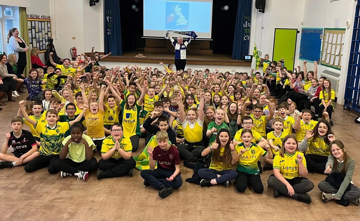 Thanks to last night's draw, they are all supporting the Rovers in the FA Cup third round this year! Quite a change from last year! #doughnuts #UTG <a href="/Official_BRFC/">Bristol Rovers</a> <a href="/NorwichCityFC/">Norwich City FC</a>