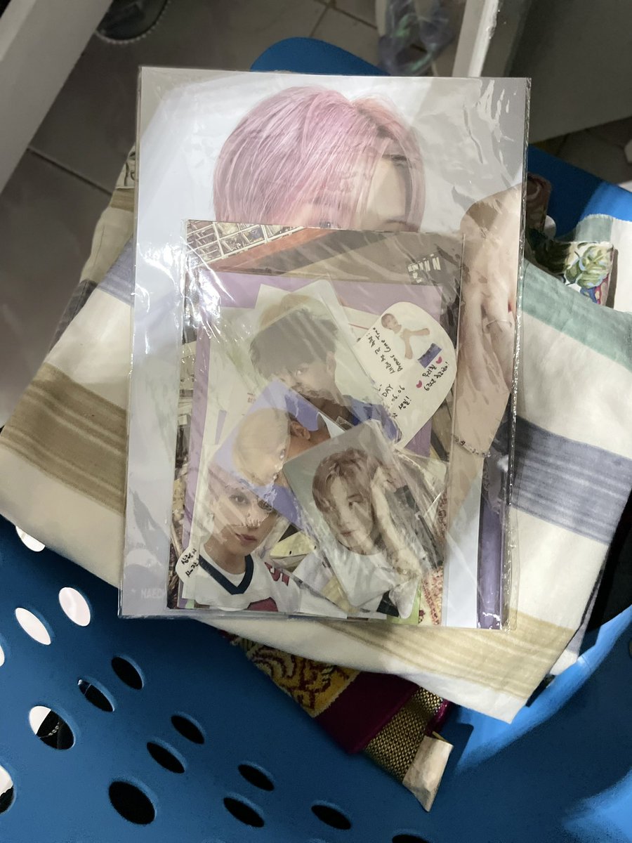 haechilovees's tweet photo. agak kaget pulang pulang ada ini di kamar, terima kasih yeahhh hohohohoho (ini dikasih banyak bgt😭 pc nya kayanya ada deh 10 an biji😭😭😭) https://t.co/FlZBfwkkrB