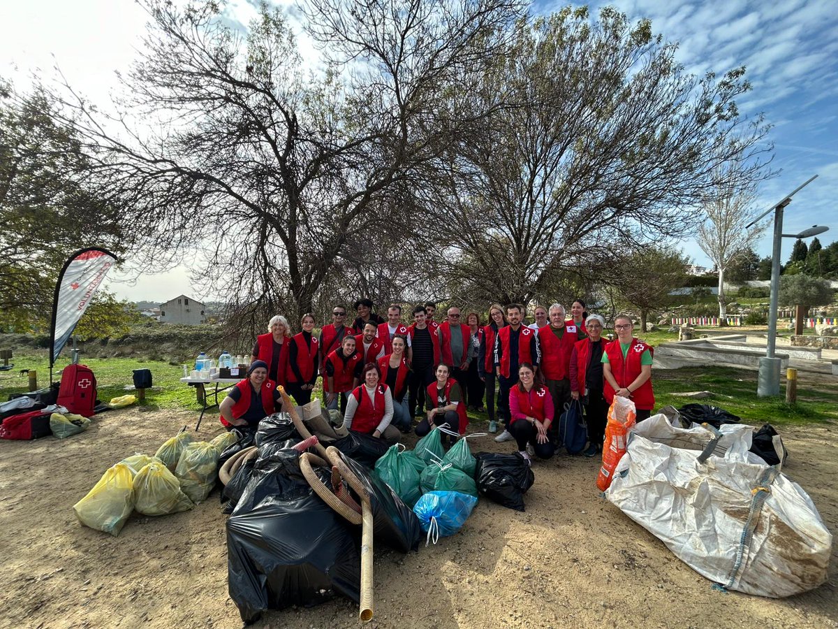 CruzRojaSevilla's tweet photo. Participamos en la campaña de ciencia ciudadana y recogida de residuos #1m2 por el campo, montes y bosques del #ProyectoLibera en El Garrobo. 

Más de 800 kilos de basura recogidos. En acción para frenar la #basuraleza que amenaza nuestros ecosistemas 💪

#MedioAmbiente #CRJ https://t.co/PT1qAGv8mU
