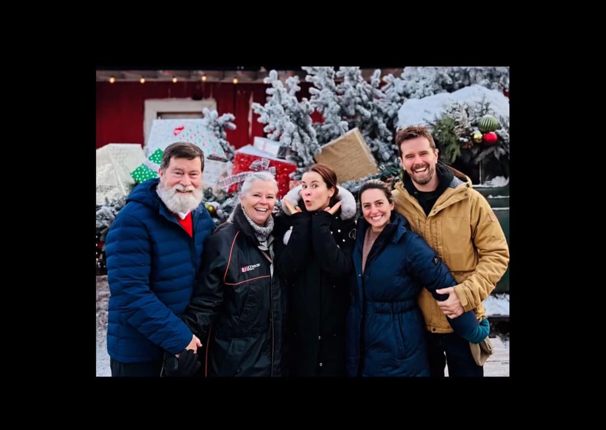 CendonMabel's tweet photo. #TuesdayGraham Good day @GrahamWardle and fans.
There is nothing more beautiful than a united family... they all look radiant 😃... congratulations... a big kiss to Joy and your parents 😘😘. They look completely happy 😄🎄... God bless them all 🙏🙏🙏.
#iloveGrahamWardle https://t.co/TARNaiKtCj