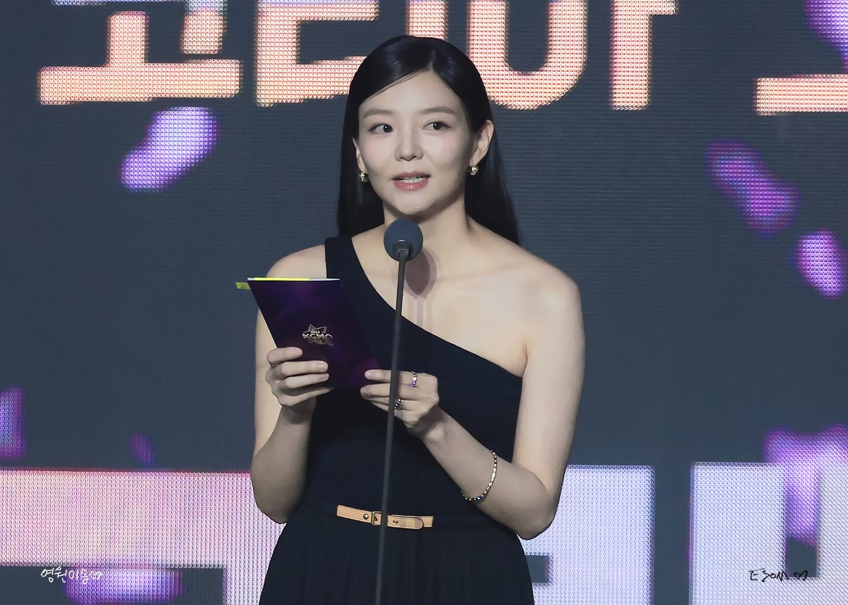foreveresom's tweet photo. 241116 KGMA
2024 코리아 그랜드 뮤직 어워즈

#이솜 #ESOM https://t.co/o2Y6XmF48v