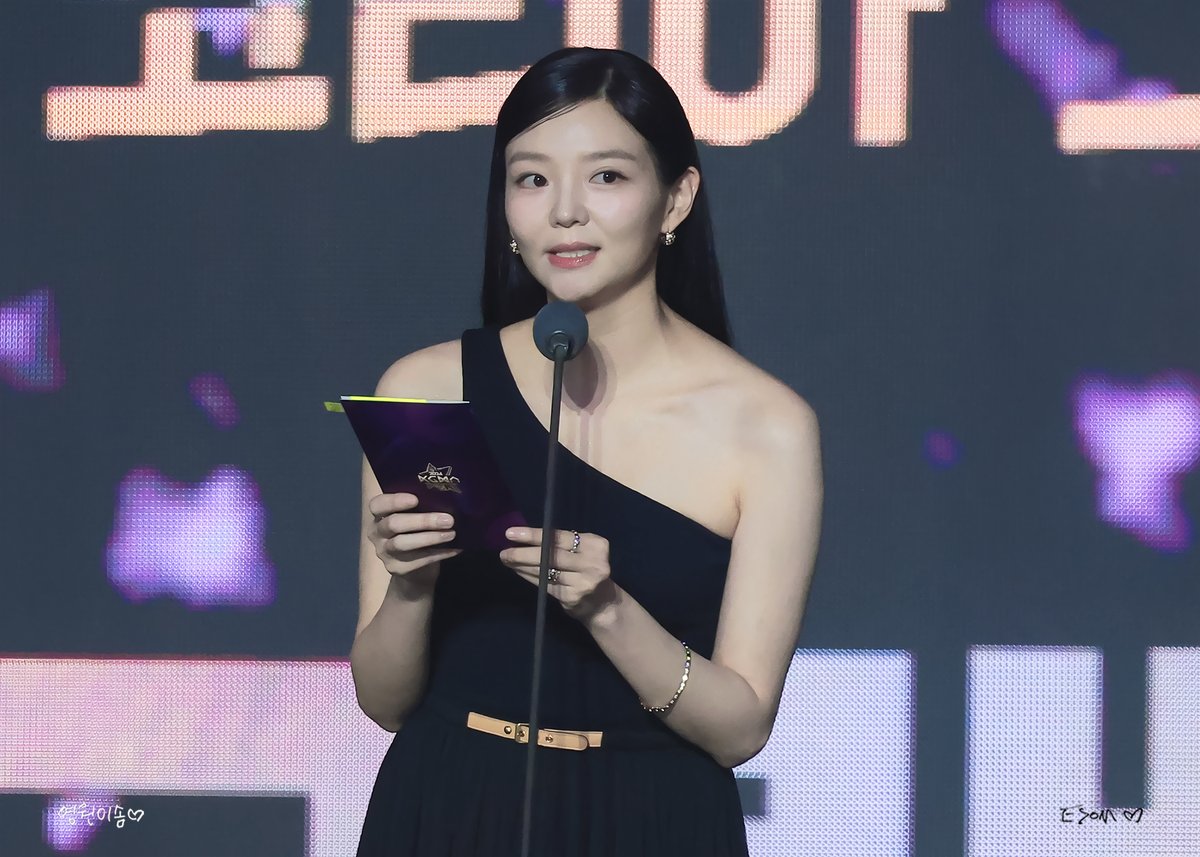 foreveresom's tweet photo. 241116 KGMA
2024 코리아 그랜드 뮤직 어워즈

#이솜 #ESOM https://t.co/o2Y6XmF48v