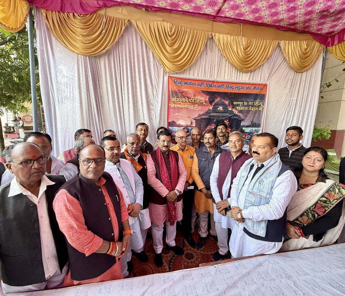 drdwivedisatish's tweet photo. आज जिला कलेक्ट्रेट कानपुर देहात में हिन्दू रक्षा समिति द्वारा बांग्लादेश में हिन्दुओं पर हो रहे अत्याचार के विरोध में आयोजित आक्रोश सभा में शामिल हुआ।

@BJP4India 
@BJP4UP https://t.co/1O1yVpK86m