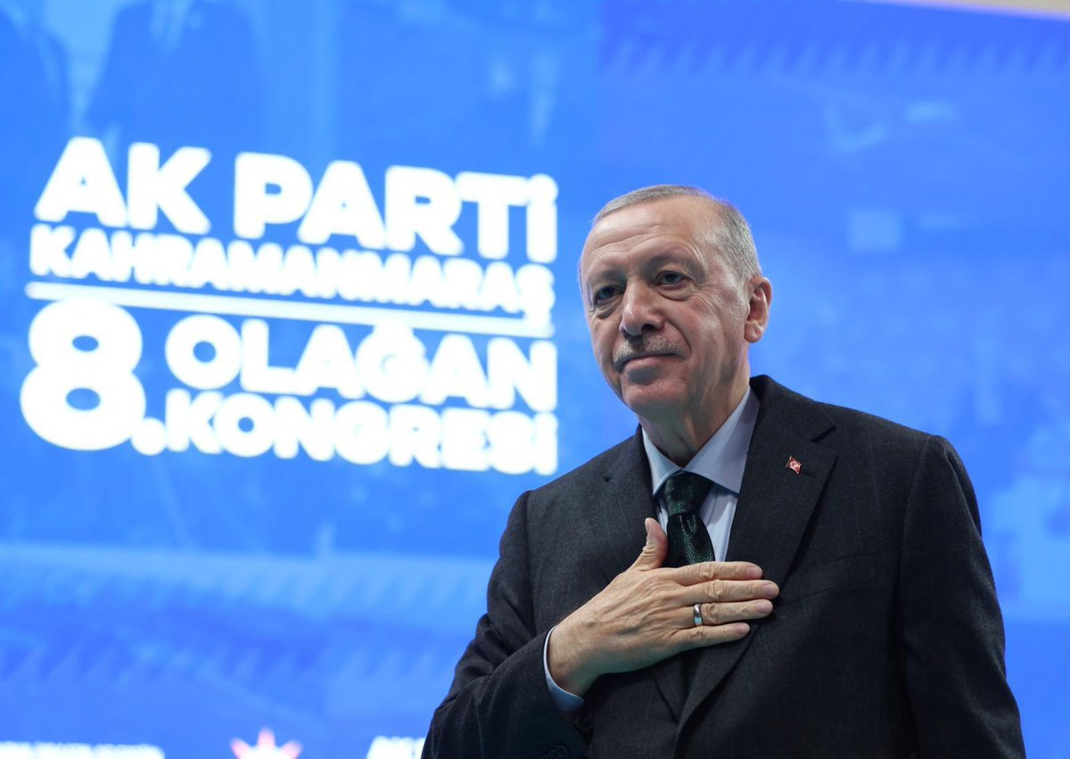 AkKahramanmaras's tweet photo. 📍KAHRAMANMARAŞ 

Partimizin 8.Olağan Kongre yolculuğu vesilesiyle İl Kongrelerimizin ilkini kahraman şehrimizde; 
Genel Başkanımız, Cumhurbaşkanımız Sayın Recep Tayyip Erdoğan'ın @rterdogan teşrifleriyle, misafirlerimizin, teşkilat üyelerimizin ve vatandaşlarımızın coşkulu ve heyecanlı katılımlarıyla gerçekleştirdik. 
Teşrifleri için Cumhurbaşkanımız Sayın Recep Tayyip Erdoğan’a, katılımları ve emekleri için misafirlerimize, teşkilat üyelerimize, delegelerize ve vatandaşlarımıza teşekkürlerimizi ve şükranlarımızı sunarız.

Bugüne kadar görev yapan; İl Başkanlarımıza, Yönetim, Disiplin ve Demokrasi Hakem Kurulu Üyelerimize ve emeği geçen her bir teşkilat üyemize görev yaptıkları dönem içinde yapmış oldukları özverili çalışmalarından dolayı ayrı ayrı teşekkür ederiz. 
Her zaman bir ve beraberiz. 
Yeni dönem; İl Yönetim, Disiplin ve Demokrasi Hakem Kurulu Üyelerimizi tebrik eder, görevlerinde başarılar ve kolaylıklar dileriz. Yeni Kurullarımız partimize, teşkilatımıza, kahraman şehrimize ve ülkemize hayırlı olsun. 

#AKPartimiz; Genel Başkanımız, Cumhurbaşkanımız Sayın Recep Tayyip Erdoğan’ın liderliğinde, #TürkiyeYüzyılı vizyonumuzla, ilkelerimize bağlı, toplumsal ihtiyaçlarımıza duyarlı bir anlayışla, ülkemizin gelişimine katkı sağlamaya, ilk günkü aşkla, ilk günkü heyecanla, 2028'e kararlılıkla yürürken, özgüven içinde her sokakta, her caddede, her mahallede, yaptıklarımızın gururu, yapacaklarımızın heyecanıyla çalışmaya, ülkemize ve kahraman şehrimize hizmet etmeye devam edeceğiz.

Kongremize katkı sağlayan, gönül veren herkese en içten teşekkürlerimizi  ve şükranlarımızı sunuyor; dava arkadaşlarımıza bu kutlu yolda, kardeşlik ve dayanışma içinde, başarılarla dolu bir dönem diliyoruz. Birlik ve beraberliğimiz daim olsun.

UMUDUN, İCRAATIN, GELECEĞİN ADI AK PARTİ

#AdıAKParti 
#TürkiyeYüzyılı
@RTErdogan
@Akparti
@AkKahramanmaras
#Kahramanmaraş 🇹🇷