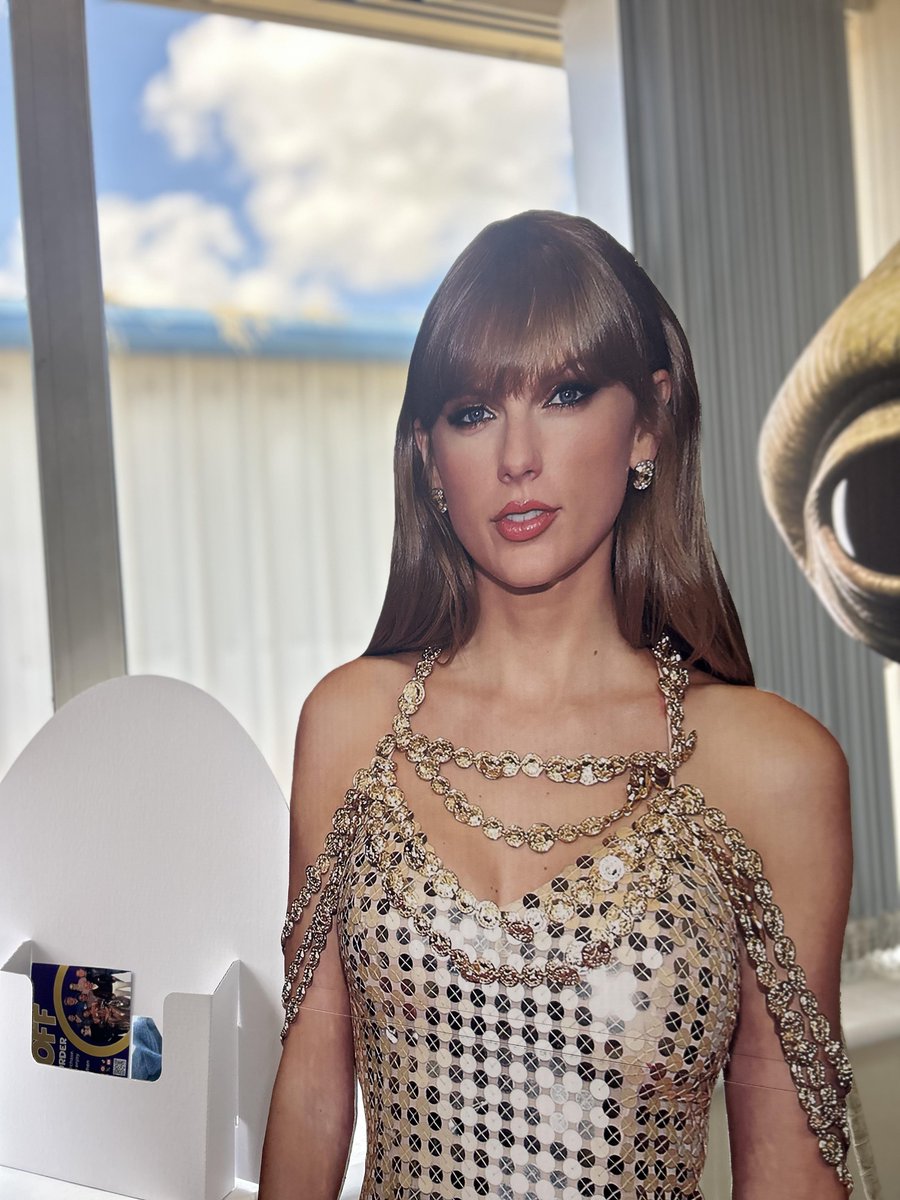 I love Taylor Swift so much 😭❤️

cutoutme.co.uk/shop/life-size…
