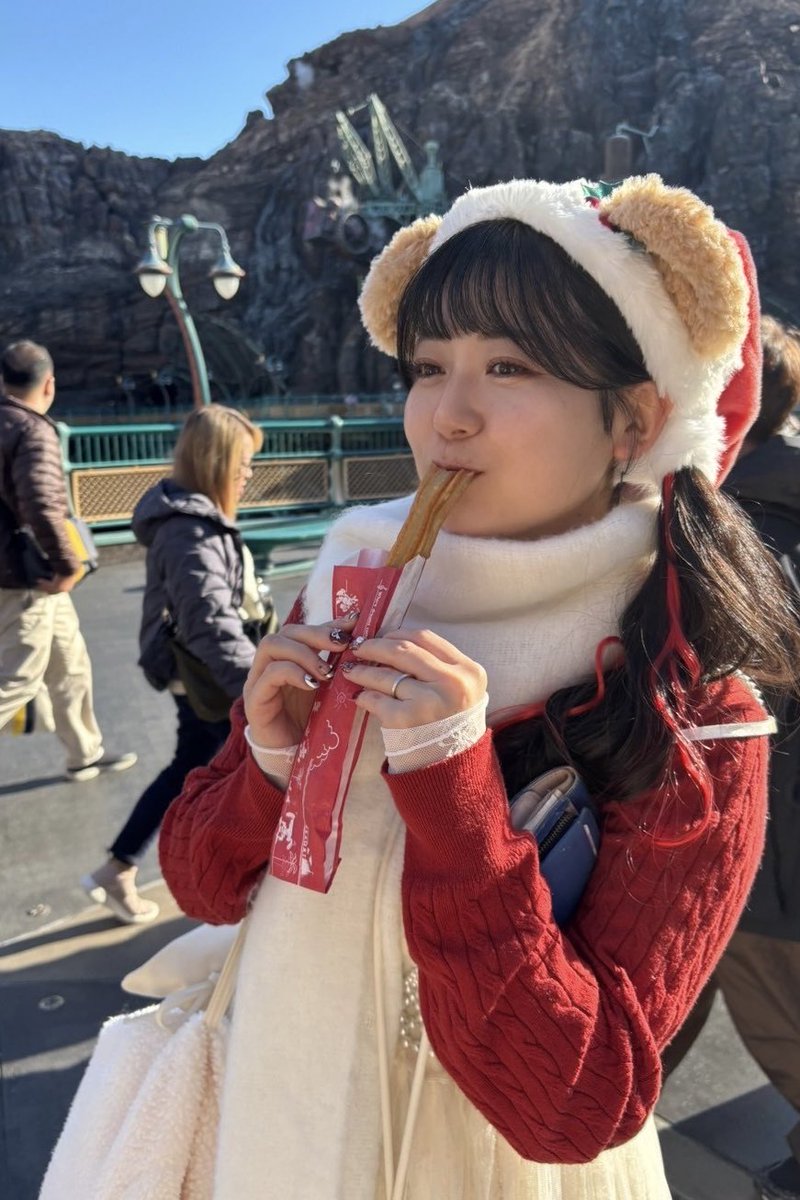 popopopopx's tweet photo. デミグラスチュロスを食べるしらすちゃんです https://t.co/EbCTzz7WmA