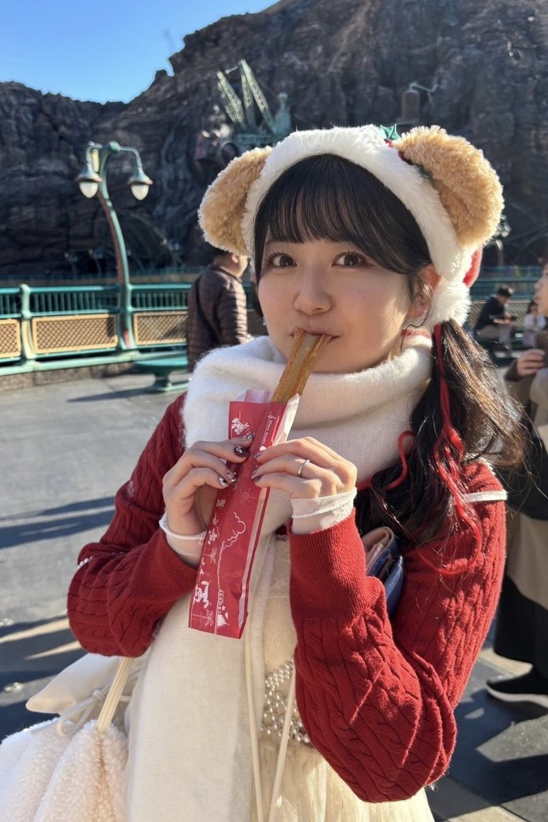 popopopopx's tweet photo. デミグラスチュロスを食べるしらすちゃんです https://t.co/EbCTzz7WmA