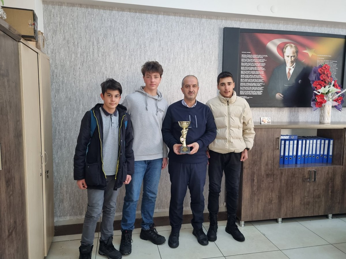 Okulumuz Voleybol takımı il 2. Olmuştur.Beden egitim öğretmenimiz Rıdvan Hocayı ve öğrencilerimizi tebrik ediyoruz.