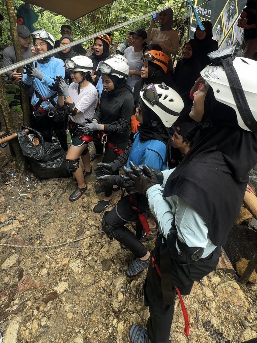 club_airmineral's tweet photo. Butuh ide kegiatan liburan yang bisa healing sambil olahraga? Trekking + canyoning jawabannya! π
Kemarin MinClub ke Curug Tebing (2 jam dari Bogor), trekking 45 menit + 2 jam canyoning SERU ABIS! Berani coba gak nih #TemanClub? https://t.co/so9padqPQ1