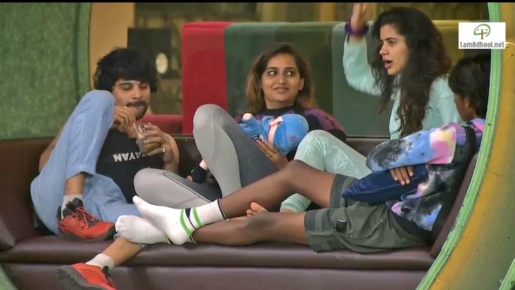 michaelarun_m's tweet image. #BiggBossTamil8

Ullayum Veliyayum engada
#WeAreTheBoys maadhiri #GoaGuys mothama finale kulla poiduvaangalo-nu padhattam thothikittadhu nallavey theriudhu... 😁😁