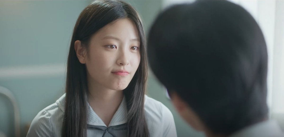 hyovrse's tweet photo. need bunnyface oh yeju to graduate from playing younger counterparts only after playing a mini bunnyface han hyojoo https://t.co/KmvQ0XIgaI