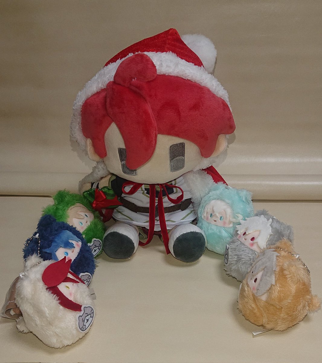 azchii's tweet photo. 12月に入ったのでアドカジャちゃんぬいをクリスマス仕様に衣替え。

後、ずっと買うか悩んでた軌跡ケープたぴぬいと、くるみたぴぬい3を買ってしまった。ﾝｸﾞｩ！なにこのちいこい命！ふわもこ！
アドルサンタにプレゼントお願いするちいこい命～🎄🎅🎁✨ https://t.co/NLawiTNKQm