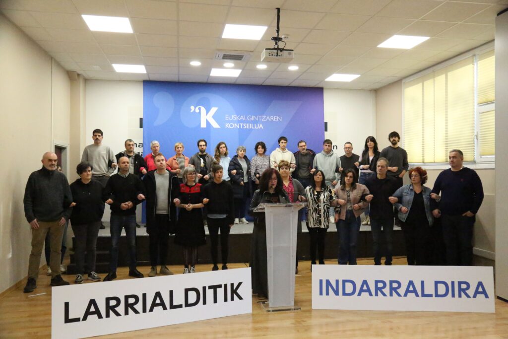 AEK_eus's tweet photo. 🚨2025a larrialditik indarraldirako bideari ekiteko urtea izango da
🔵Euskalgintzaren Kontseiluko kideon adierazpena 👇
🔗https://t.co/j3vLwEd5Xq
@kontseilua https://t.co/l9iAJdd3UX