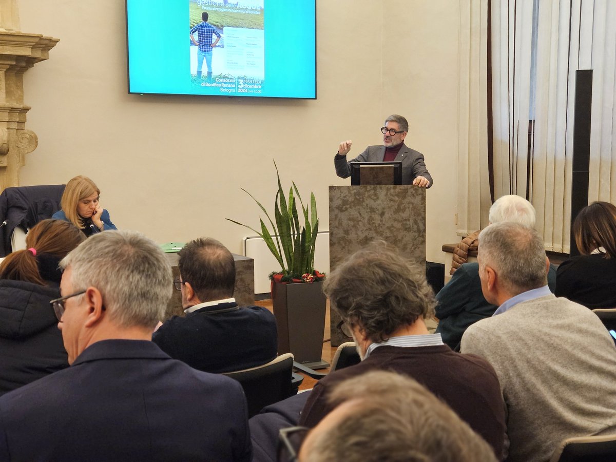 fai_cisl's tweet photo. #Ambiente, il Segretario Generale @OnofrioRota conclude, a Bologna, i lavori del convegno #FaiCisl su "Crisi climatica e gestione delle acque. Il ruolo strategico dei Consorzi di #Bonifica"
"Siamo di fronte a un passaggio epocale tra cambiamenti #climatici, spopolamento di alcune zone, soprattutto interne e in quota, #migrazioni ambientali in alcune aree del mondo, e inverno #demografico in altre, compresa l'Italia.
Per essere pronti alle prossime sfide, anche nella tutela del #territorio e nella gestione delle acque, i Consorzi di bonifica vanno modernizzati, resi efficienti per evitare sprechi e ottimizzare le risorse, qualificare e valorizzare le professionalità, per non parlare più di emergenza #siccità o #alluvioni ma di #prevenzione e di politiche di programmazione e visione. Interessante, sarebbe, capire quanto le #istituzioni locali e nazionali abbiano investito, negli anni, su questi ambiti".
