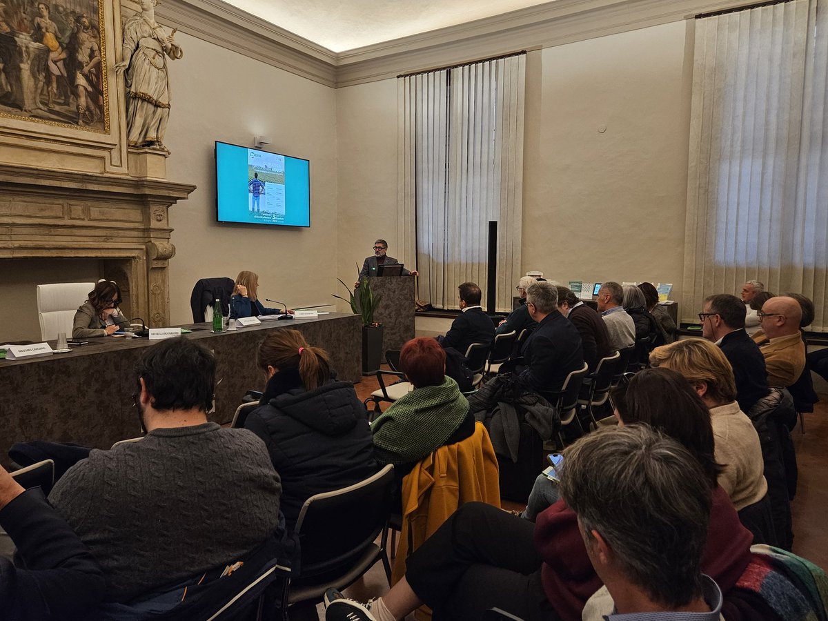 fai_cisl's tweet photo. #Ambiente, il Segretario Generale @OnofrioRota conclude, a Bologna, i lavori del convegno #FaiCisl su "Crisi climatica e gestione delle acque. Il ruolo strategico dei Consorzi di #Bonifica"
"Siamo di fronte a un passaggio epocale tra cambiamenti #climatici, spopolamento di alcune zone, soprattutto interne e in quota, #migrazioni ambientali in alcune aree del mondo, e inverno #demografico in altre, compresa l'Italia.
Per essere pronti alle prossime sfide, anche nella tutela del #territorio e nella gestione delle acque, i Consorzi di bonifica vanno modernizzati, resi efficienti per evitare sprechi e ottimizzare le risorse, qualificare e valorizzare le professionalità, per non parlare più di emergenza #siccità o #alluvioni ma di #prevenzione e di politiche di programmazione e visione. Interessante, sarebbe, capire quanto le #istituzioni locali e nazionali abbiano investito, negli anni, su questi ambiti".