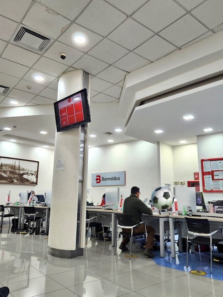 Hace 6 minutos que <a href="/banmedica/">Isapre Banmédica</a> abrió sus puertas en Viña y solo 1 modulo atendiendo al público. 12 personas más esperando. 
Pero para cobra de más, allí no fallan estos sinvergüenzas