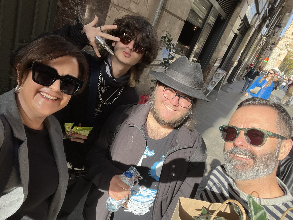 cosasdewala's tweet photo. Lo mejor de salir ahora por Murcia es encontrarte con @dtv_murciano @ZORRORIFICO 
@LaRevuelta_TVE 
#másmajos https://t.co/N73NPxGGLP