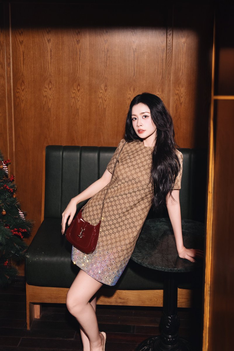 chipuofficial's tweet image. Unwrap the magic of the season with Gucci 🎁✨

#GucciGift #ChiPu