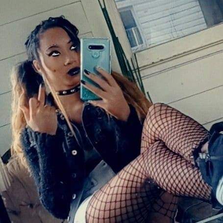 chaoticcuteness's tweet photo. More #selfies. Also I'm an emo/ alt girl who loves #rockmusic, #heavymetal, #posthardcore..etc. Give me your favorite #songs * u recommend *
#nsfwacc #sexy #kinkyemogirl #emoass #emogirl #prettygirls #chokers #hottopic #blackemogirl #germanemogirl #afrodeutsch #deutsch https://t.co/bfD549XAab