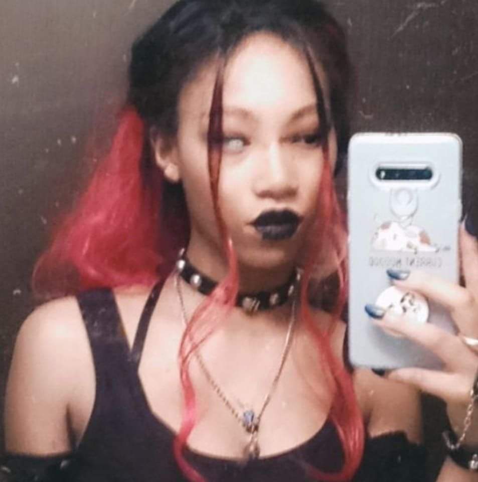 chaoticcuteness's tweet photo. More #selfies. Also I'm an emo/ alt girl who loves #rockmusic, #heavymetal, #posthardcore..etc. Give me your favorite #songs * u recommend *
#nsfwacc #sexy #kinkyemogirl #emoass #emogirl #prettygirls #chokers #hottopic #blackemogirl #germanemogirl #afrodeutsch #deutsch https://t.co/bfD549XAab
