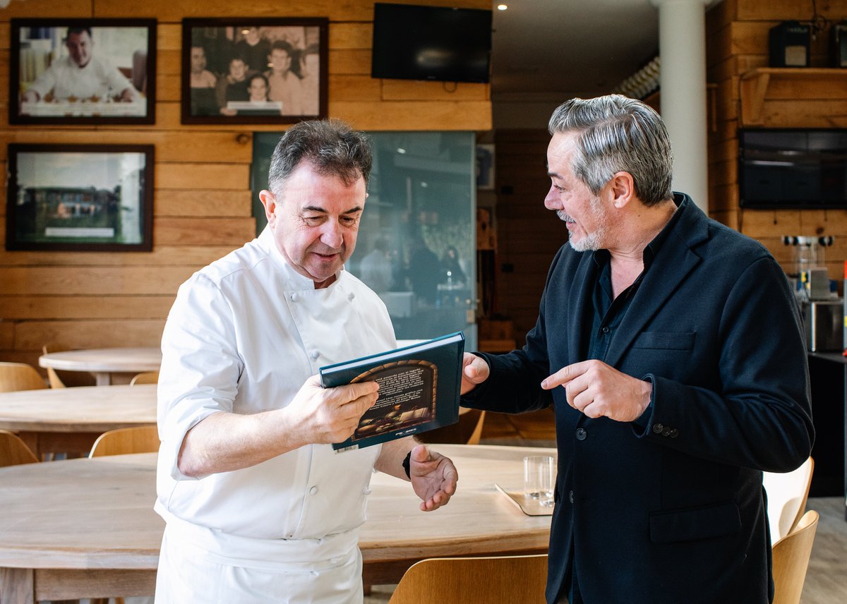 Martín Berasategui ha descubierto El Enigma Juan Altamiras, esta semana, en su restaurante de Lasarte. 
El brillante chef ⭐⭐⭐y empresario vasco ha intercambiado impresiones nos ha transmitido su sorpresa al ver el resultado de esta novela gráfica detectivesca de <a href="/frayaltamiras/">Proyecto Juan Altamiras</a>