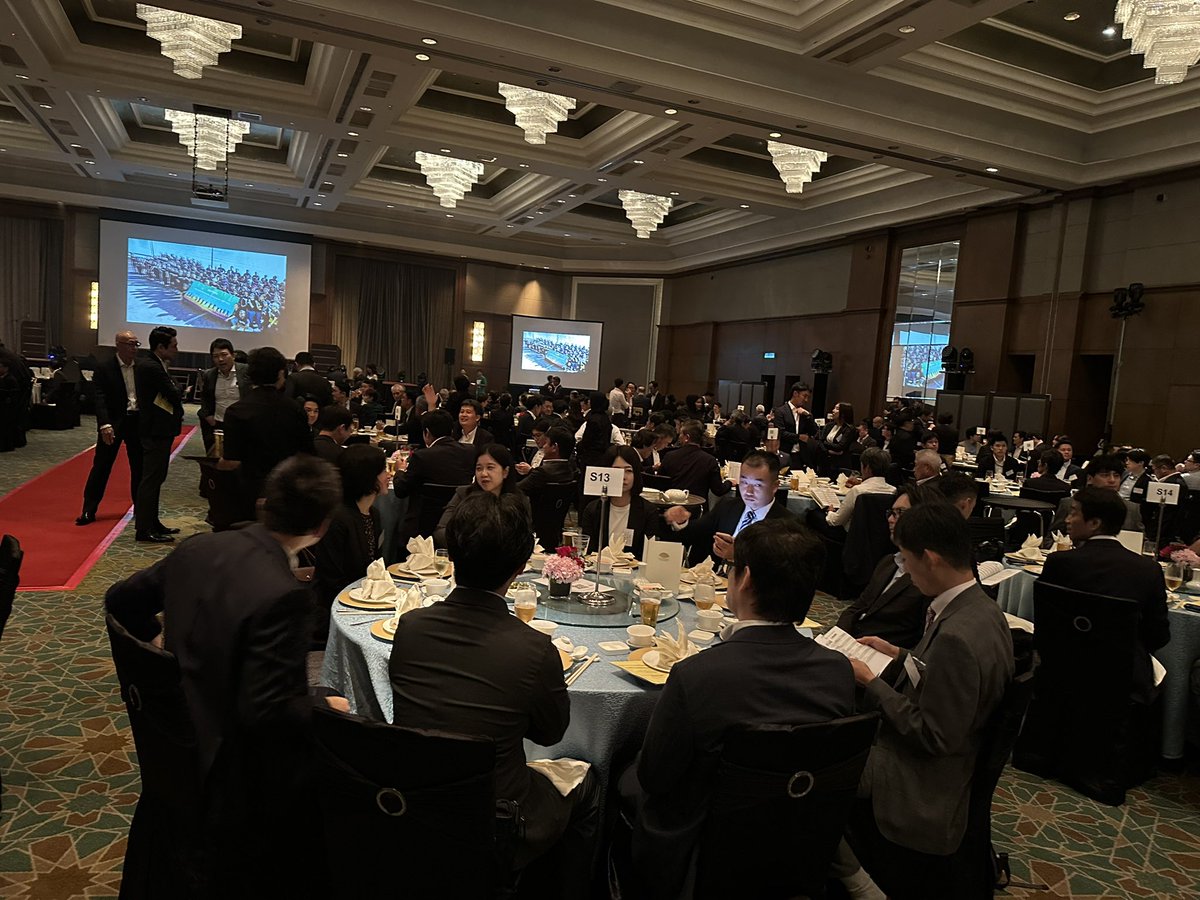 DatoOyama's tweet photo. JACTIM(The Japanese Chamber of Trade & Industry, Malaysia)の忘年会に来た。560名の出席。25年前にステージでヒゲダンス踊ったのを思い出した... #マレーシア #JACTIM https://t.co/hDK2SBS9wv