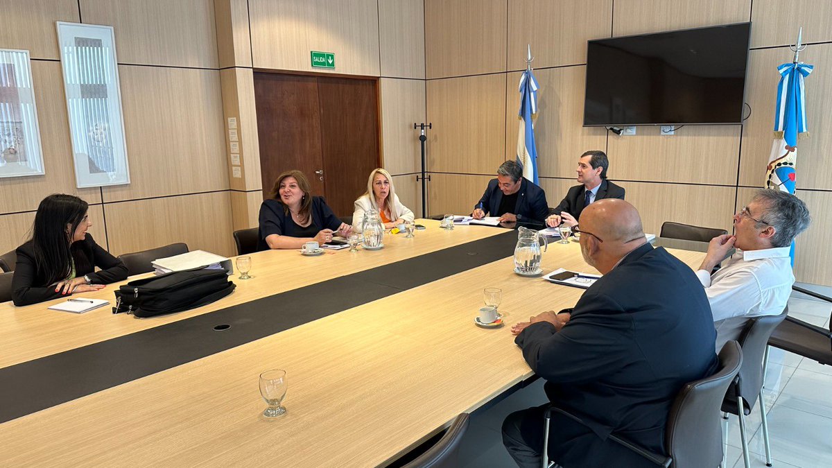 🏛️| Reunión de Comisiones.
Integrantes de las comisiones de Obras y Servicios Públicos, Hacienda y Finanzas, y Legislación y Asuntos Constitucionales, mantuvieron reuniones con visita de especialistas.

Más información: diputadossanjuan.gob.ar/cuerpo-legisla…

#LaCasaDeTodos #leyes