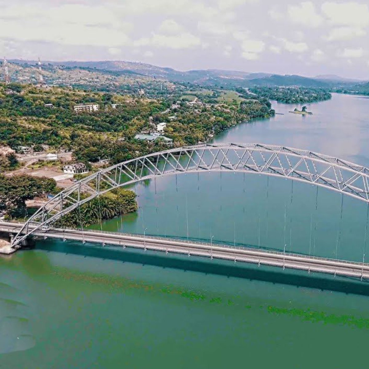 afrivoyos's tweet photo. Adomi Bridge, Ghana 
The stunning views from this beautiful bridge over the Volta River! A perfect spot for some unforgettable photos. 

#adomibridge #ghana #travel #nature #voltariver https://t.co/Wu86fvqyk5
