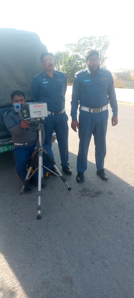 ctprwp's tweet photo. سی ٹی او راولپنڈی کی ہدایات پر سرکل آفیسر گوجر خان اوور سپیڈنگ کے خلاف کیمرے کے ذریعے رفتار کی نگرانی کی جاری رکھے ہوئے ہیں اور قوانین کی خلاف ورزی پر فوری کارروائی بھی کی جا رہی ہے۔
عوام سے گزارش ہے کہ مقررہ رفتار کی پابندی کریں اور محفوظ سفر یقینی بنائیں۔
#SpeedSafety https://t.co/nAEd86meZw