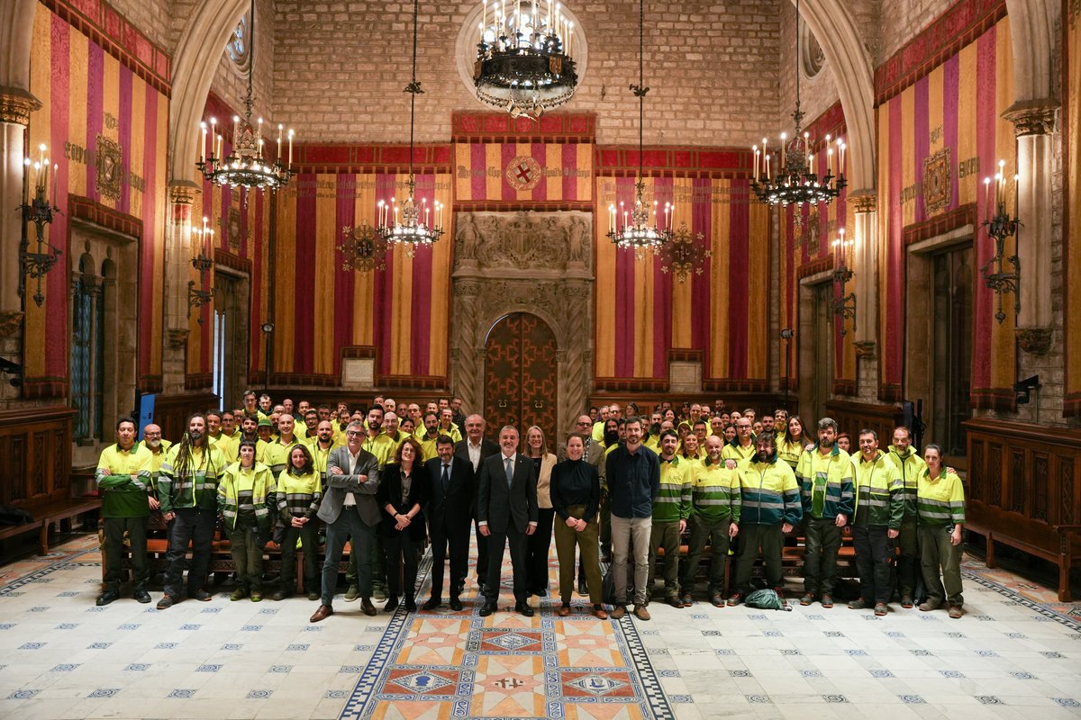 BCN_EspaiPublic's tweet photo. L'alcalde dona la benvinguda als 75 nous jardiners i jardineres que s’han incorporat a Parcs i Jardins.

També s’ha fet un reconeixement a les persones que van participar en les tasques d’emergència a Paiporta, un dels municipis més afectats per la Dana.

https://t.co/BnI4HrUBhK https://t.co/37OnhlHCJg