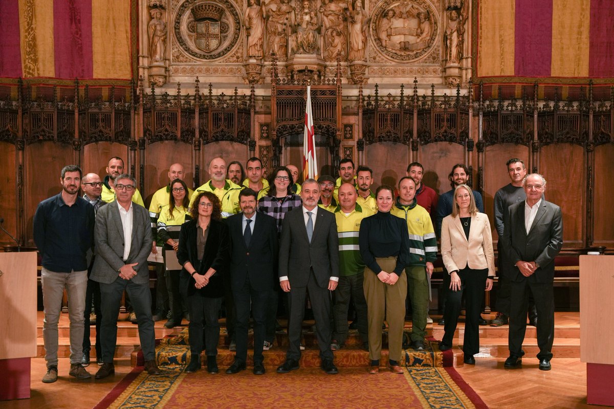 BCN_EspaiPublic's tweet photo. L'alcalde dona la benvinguda als 75 nous jardiners i jardineres que s’han incorporat a Parcs i Jardins.

També s’ha fet un reconeixement a les persones que van participar en les tasques d’emergència a Paiporta, un dels municipis més afectats per la Dana.

https://t.co/BnI4HrUBhK https://t.co/37OnhlHCJg