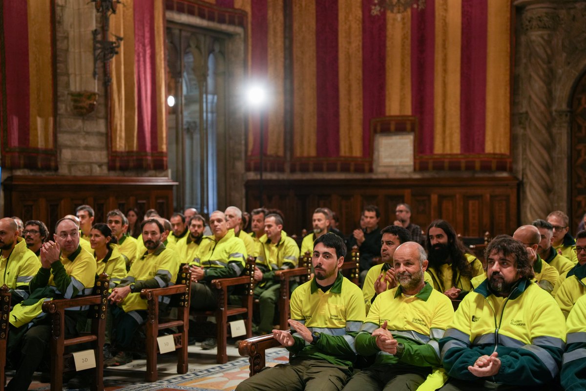 BCN_EspaiPublic's tweet photo. L'alcalde dona la benvinguda als 75 nous jardiners i jardineres que s’han incorporat a Parcs i Jardins.

També s’ha fet un reconeixement a les persones que van participar en les tasques d’emergència a Paiporta, un dels municipis més afectats per la Dana.

https://t.co/BnI4HrUBhK https://t.co/37OnhlHCJg