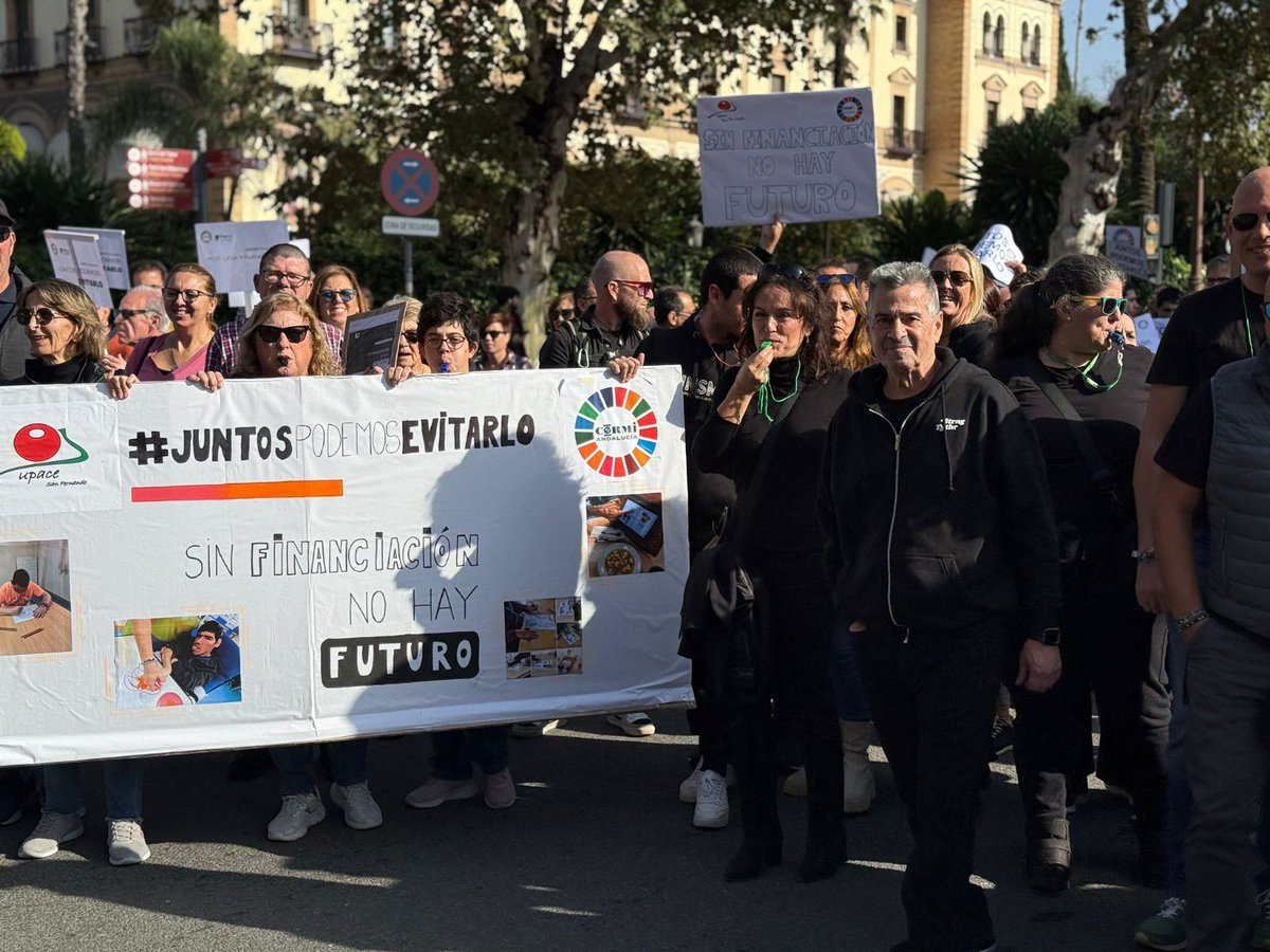 FsieGranada's tweet photo. @fsiegranada asiste a la manifestación organizada por @CERMIAndalucia por una financiación justa. Sin financiación no hay futuro #DiaDiscapacidad https://t.co/aSSZTZ1Ej2