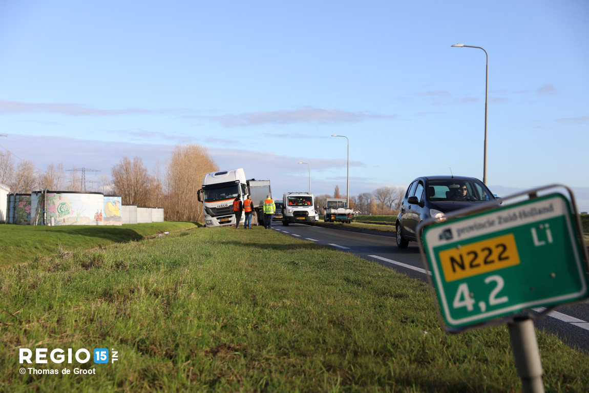 regio15's tweet photo. Een trekker met oplegger heeft op de #N222 #Westlandroute enige tijd vastgestaan in de berm na een uitwijkmanoeuvre. De combinatie is inmiddels vlotgetrokken. Hiervoor was de weg korte tijd afgesloten. https://t.co/SRRNvRCCbx