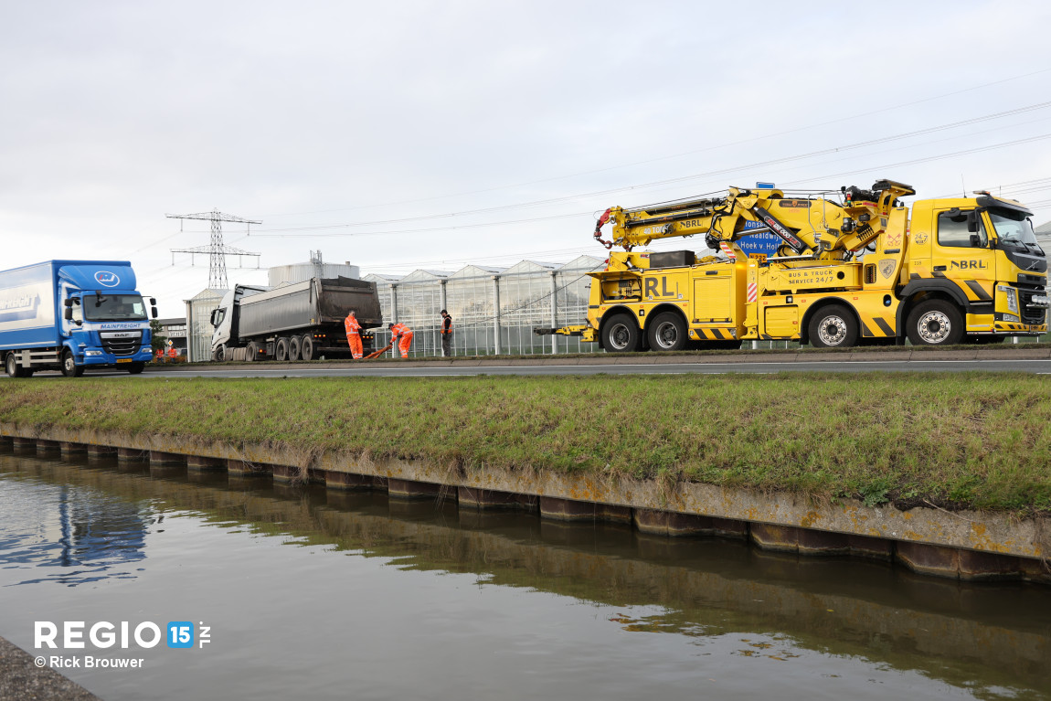regio15's tweet photo. Een trekker met oplegger heeft op de #N222 #Westlandroute enige tijd vastgestaan in de berm na een uitwijkmanoeuvre. De combinatie is inmiddels vlotgetrokken. Hiervoor was de weg korte tijd afgesloten. https://t.co/SRRNvRCCbx