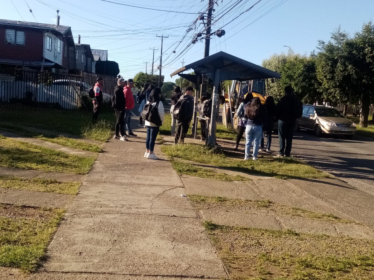 Karina Godoy (@inagodoym) on Twitter photo Todas las mañanas el mismo problema las micros 20 y 4 no paran en el paradero y no vienen llenas, dejando a muchos esperando, entre ellos estudiantes adultos y adulto mayor. Hoy ya fue el colmo! Fuimos muchos! Es necesario una solución #valdiviacl <a href="/Carla_Amtmann/">Carla Amtmann Fecci</a> <a href="/MTTLosRios/">SeremiTT Región de Los Ríos</a> Todas las mañanas el mismo problema las micros 20 y 4 no paran en el paradero y no vienen llenas, dejando a muchos esperando, entre ellos estudiantes adultos y adulto mayor. Hoy ya fue el colmo! Fuimos muchos! Es necesario una solución #valdiviacl <a href="/Carla_Amtmann/">Carla Amtmann Fecci</a> <a href="/MTTLosRios/">SeremiTT Región de Los Ríos</a>