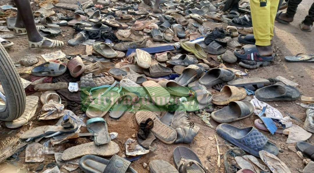 GuideGuineen's tweet photo. 💢N'zérékoré. Images saisissantes à la devanture du stade  03 avril au lendemain du dra*me. Un amas de chaussures qui témoigne l'ampleur de la bousculade meu.rtrière 😢⤵️ https://t.co/yaEgrLDp0T