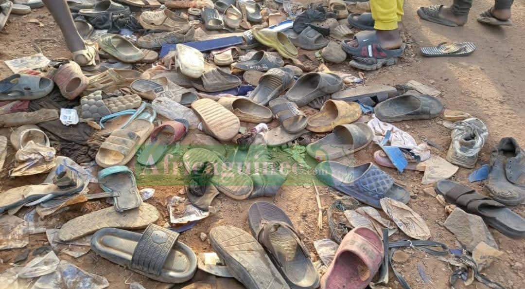 GuideGuineen's tweet photo. 💢N'zérékoré. Images saisissantes à la devanture du stade  03 avril au lendemain du dra*me. Un amas de chaussures qui témoigne l'ampleur de la bousculade meu.rtrière 😢⤵️ https://t.co/yaEgrLDp0T