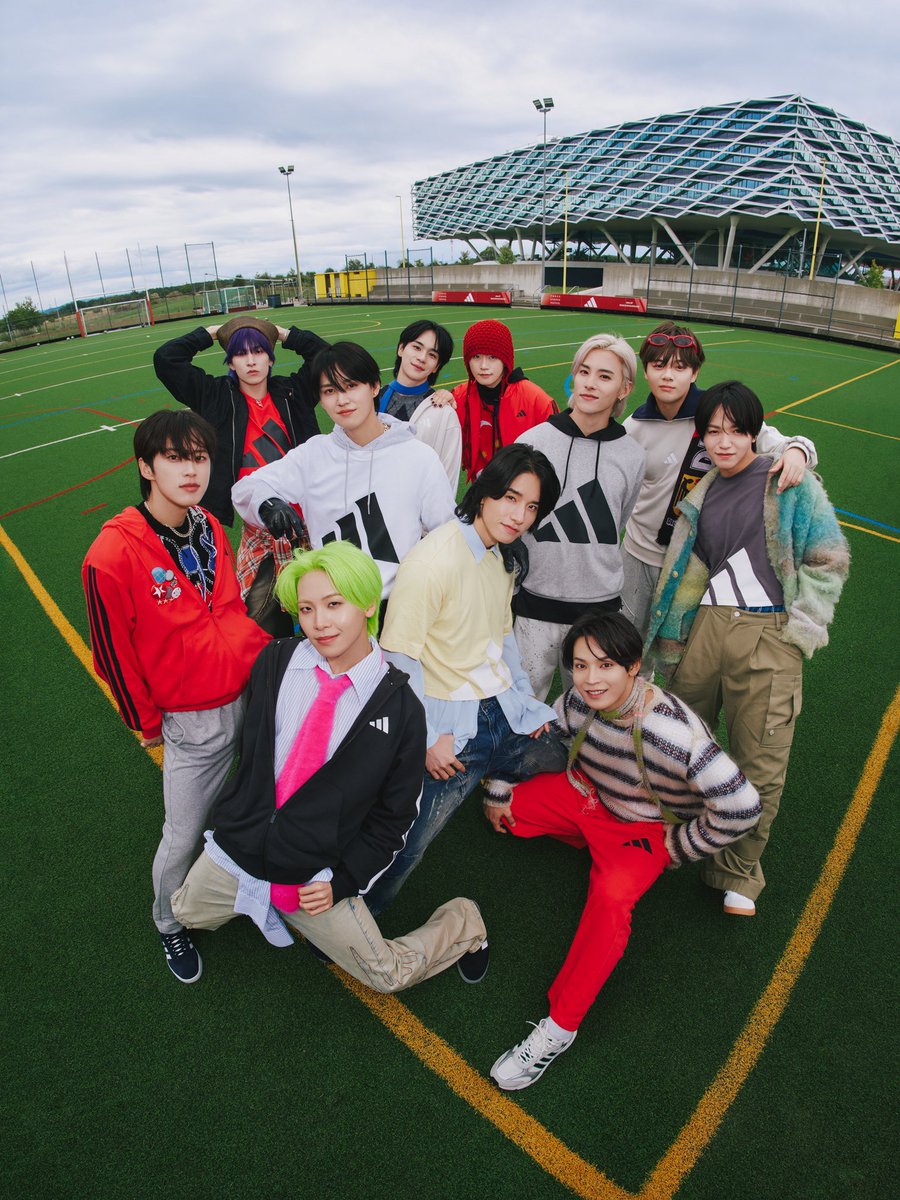 Runa1Jo1's tweet image. adidas本社の敷地内にサッカー場あるのさすがドイツ🇩🇪
 サッカー好きが多いJO1思い出に残る撮影になっただろうね❤

#JO1 @official_jo1 
#adidasSportswear 
#adidasessentials