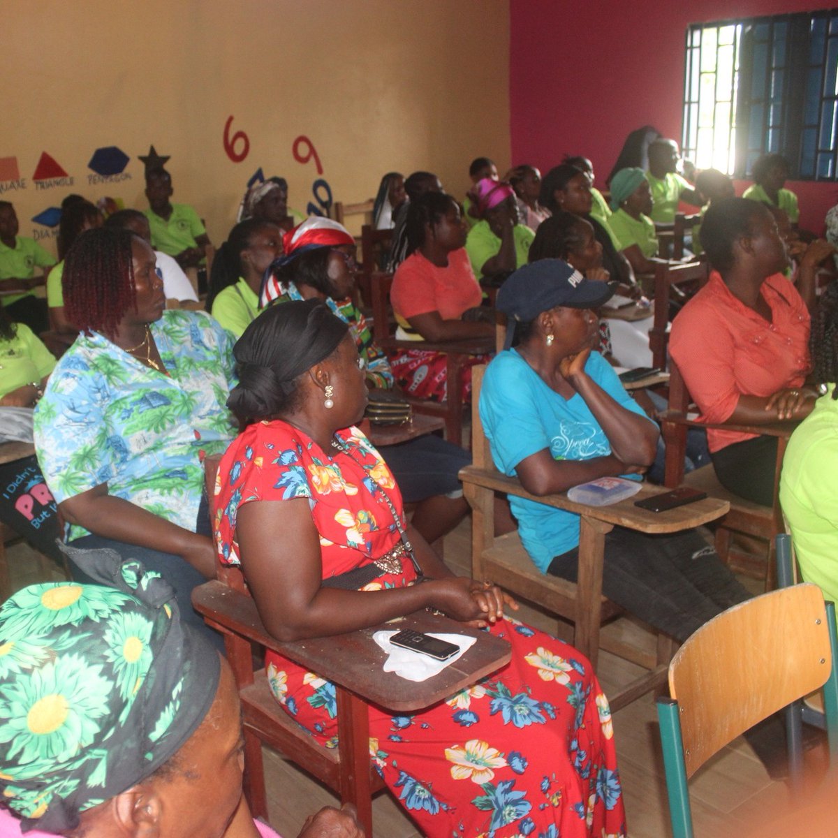 👩‍🎓 De Women’s Club

Via trainingen, workshops en microleningen helpt de <a href="/MinekeFndn/">Mineke Foundation</a>  vrouwen in Liberia aan essentiële vaardigheden en ondernemerschap. 

Van vrouwenrechten tot leiderschap: hier groeit een nieuwe generatie vrouwelijke ondernemers! 🌟 
#Empowerment #GoedDoel