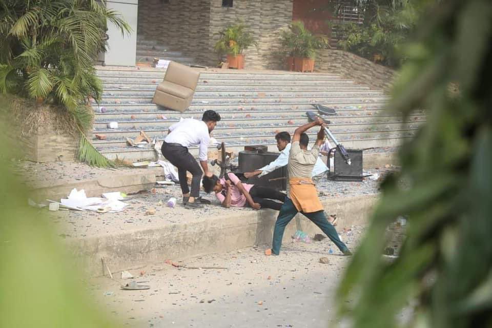 Jb21bh's tweet photo. This is how the blood-thirsty Islamic goons of @BJI_Official and @BNP are openly attacking the Hindu youths in #Bangladesh.
#SaveBangladeshiHindus 
#HinduGenocideInBangladesh https://t.co/gqNDjfnit6