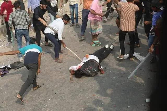Jb21bh's tweet photo. This is how the blood-thirsty Islamic goons of @BJI_Official and @BNP are openly attacking the Hindu youths in #Bangladesh.
#SaveBangladeshiHindus 
#HinduGenocideInBangladesh https://t.co/gqNDjfnit6