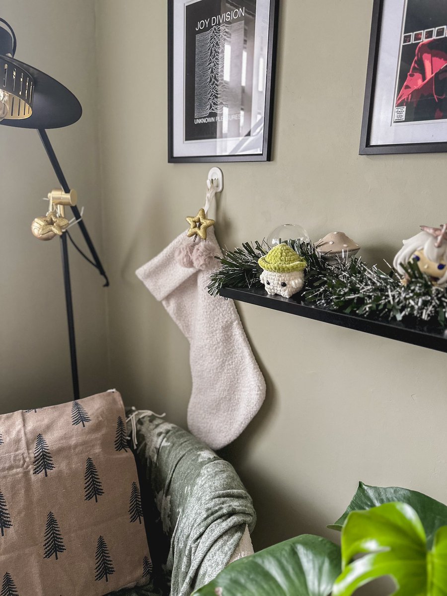 Hai, long time no post ✌🏻 

I somewhat decorated my corner for Christmas ❄️🧦 🎄