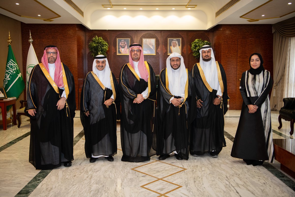 نائب أمير منطقة مكة الأمير
#سعود_بن_مشعل_بن_عبدالعزيز
يستمع لشرح عن إنجاز جامعة أم القرى بفوزها بجائزة تجربة العميل السعودية لعام 2025 في فئة "أفضل تجربة تعليمية" عن بوابة القبول الموحد "تميز"، تقديراً لجهودها المستمرة في تطوير البوابة التي تعد جزءاً من التجربة التعليمية الشاملة