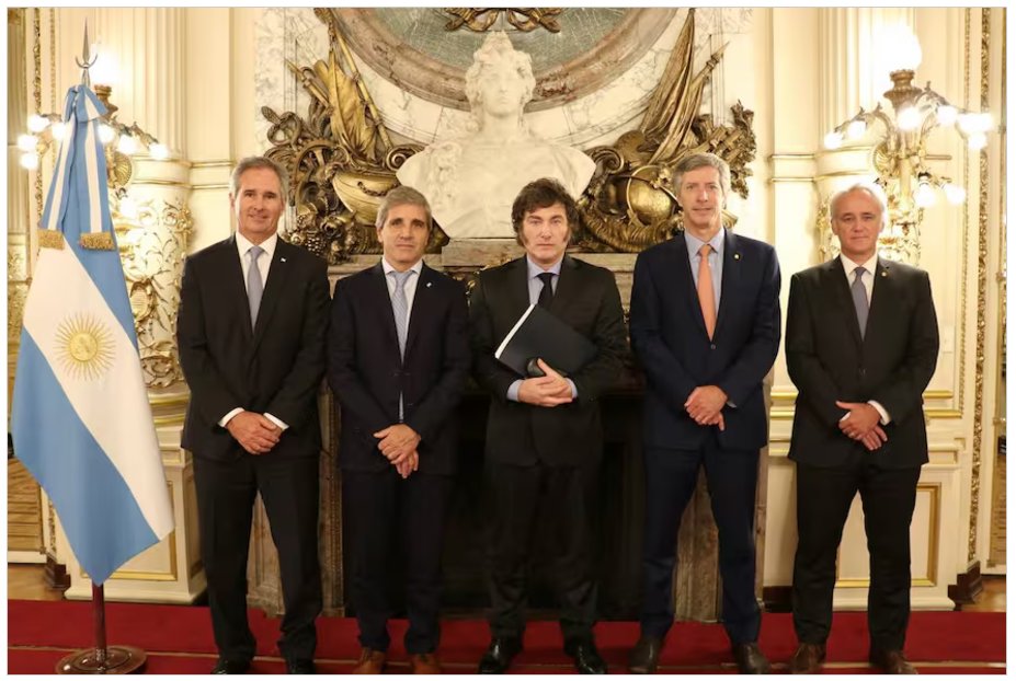 CarlosMaslaton's tweet photo. Gran parte de la opinión pública argentina, alentada por el gobierno de Milei, parece decidida a destruir definitivamente toda producción nacional. Esfuerzo que continúa lo desarrollado desde Videla y Martínez de Hoz. La técnica? Como siempre, sobrevaluar el peso generando tasa de interés que le gana a todo llevando la deuda al infinito, lo que implica subsidio a las importaciones con fondos públicos. Así, hasta el próximo default. No se admiten quejas en los próximos años por el camino elegido.