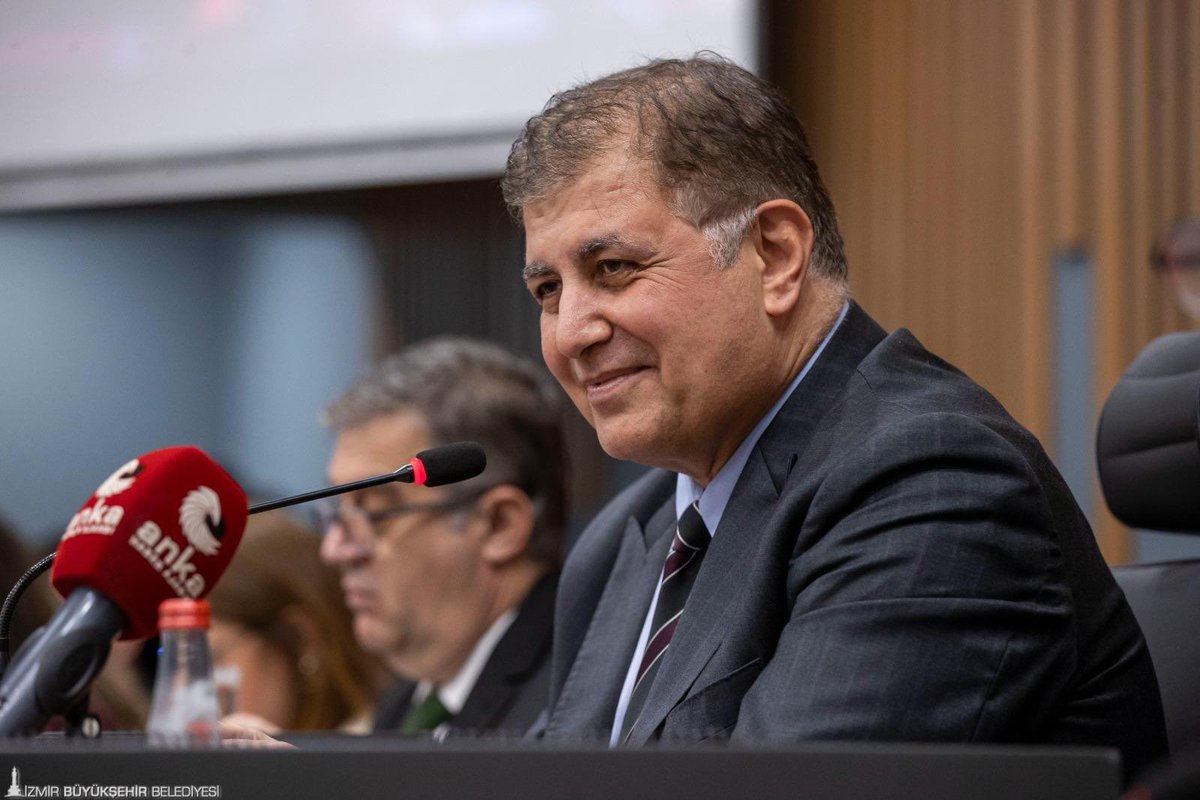 izmirgibiyiz's tweet photo. İzBB Başkanı Cemil Tugay, “4 aydır İzmir’in arıtma tesisi için kredi onayı bekliyoruz. Bakan imzalamıyor. 5.5 milyar liralık Körfez’in temizlenmesi için dış kredi var, hazine onaylamıyor.  

İzmir’i oldum olası sevmiyorlar. Körfezi bir siyasi malzeme olarak görüyorlar. https://t.co/kLs6NYUMba