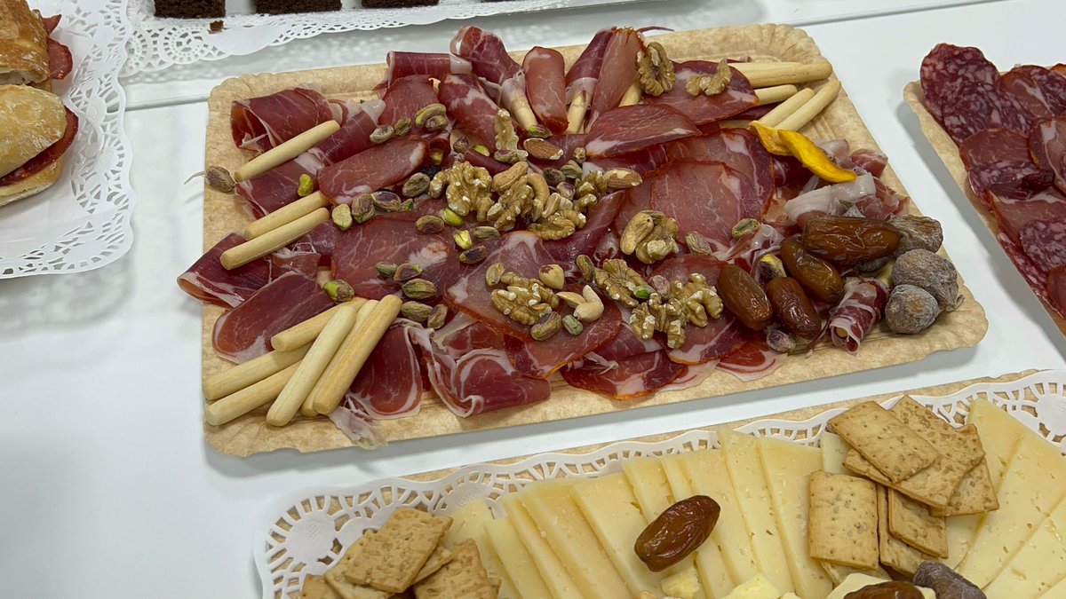 Lemmes_es's tweet photo. Si aún no has organizado nada para estas fiestas con amigos, compañeros o familia encárganos tu catering o aperitivo #navideño. Calle Padilla 31 Barrio de Salamanca #Madrid #917959915 https://t.co/Xri5rEirca