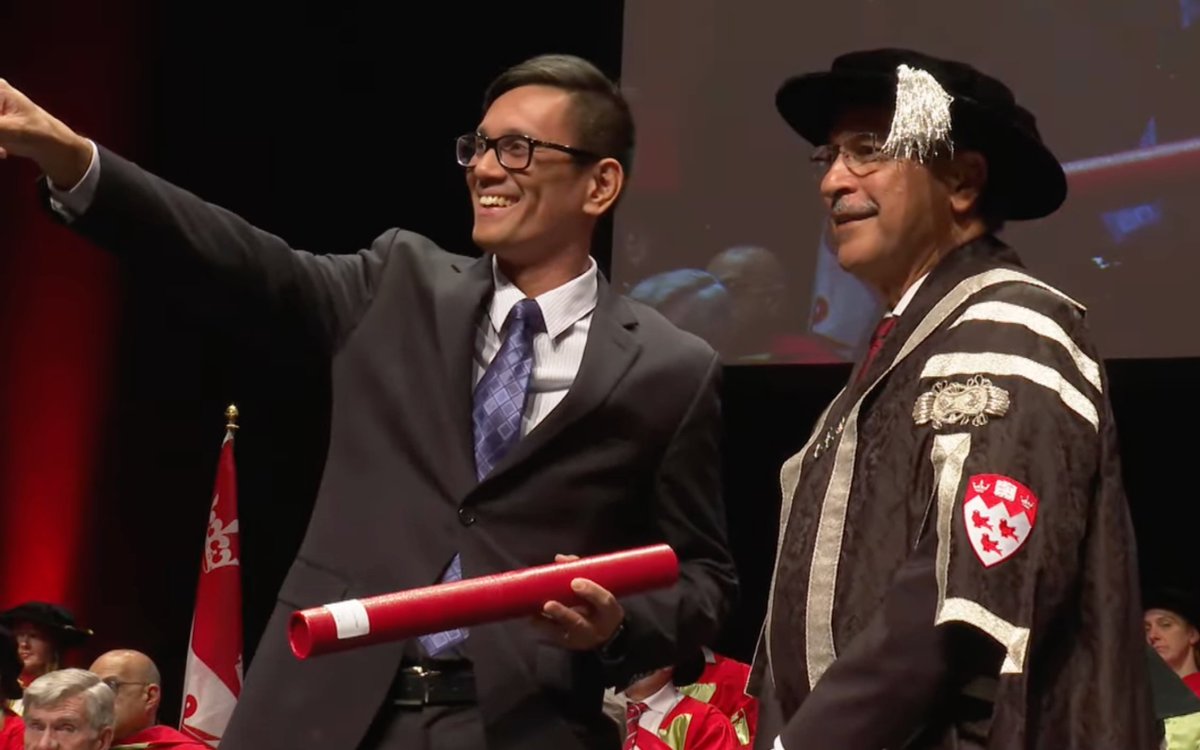 Teddy Quintoro accepts the President's Prize Administrative and Support Staff Team Award on behalf of TLS' Learning Environments team @ #McGill's Fall Convocation ceremony!🎉