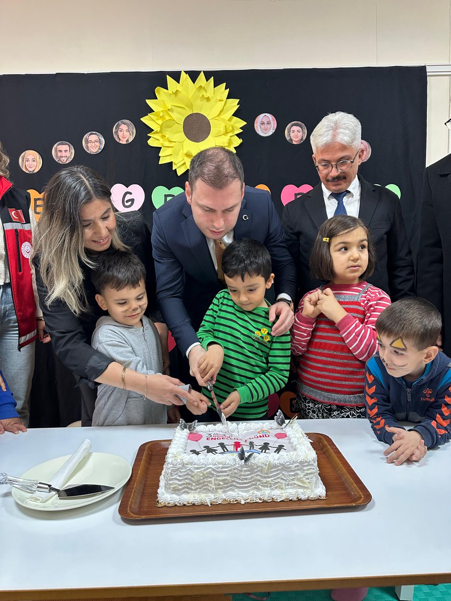 Kaymakam Mustafa ÖZBAY, 3 Aralık Dünya Engelliler Günü münasebetiyle Ak Ali Küçük Özel Eğitim Uygulama Okulu ve Mut Özel Eğitim Anaokulunda düzenlenen etkinliklere katıldı. Özel öğrencilerimizle yakından ilgilenerek hazırlanan etkinlikler kapsamında öğrencilerimizle pasta kesti.